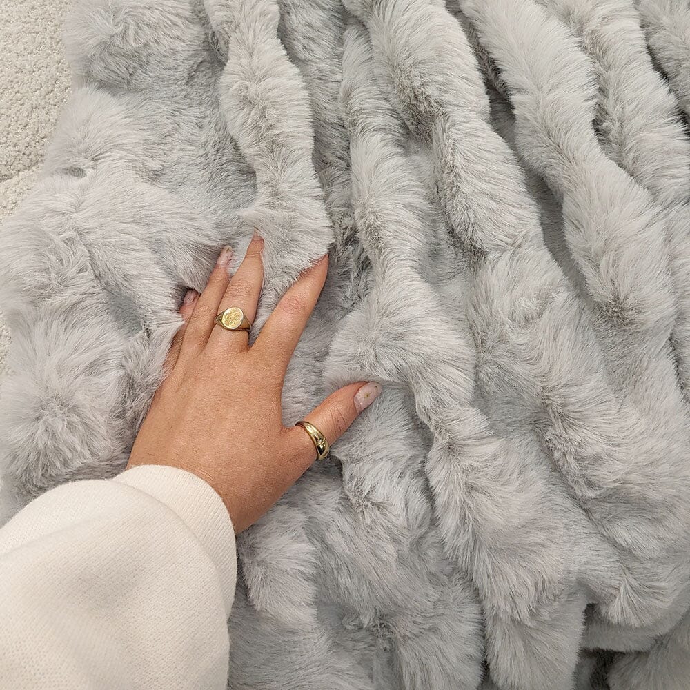 Lili Extra Thick Faux Fur Oatmeal Throw – Rowen Homes