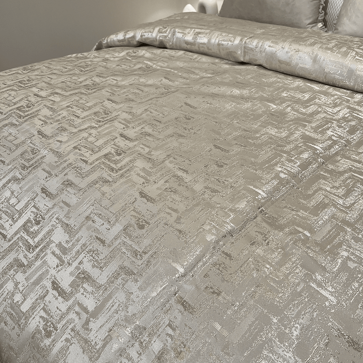 Sorrel Cream & Gold Metallic Abstract Patterned Bedspread Textiles 
