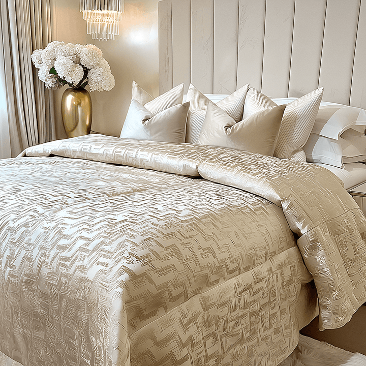 Sorrel Cream & Gold Metallic Abstract Patterned Bedspread Textiles 