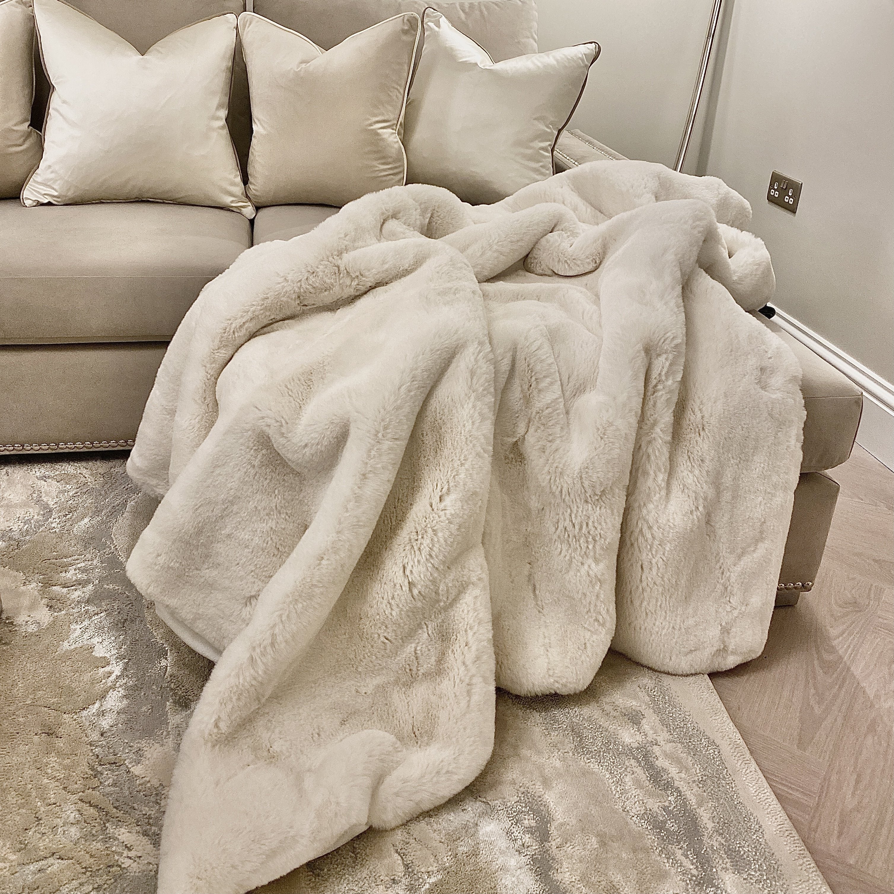 Lili Extra Thick Faux Fur Cream Throw Throw 
