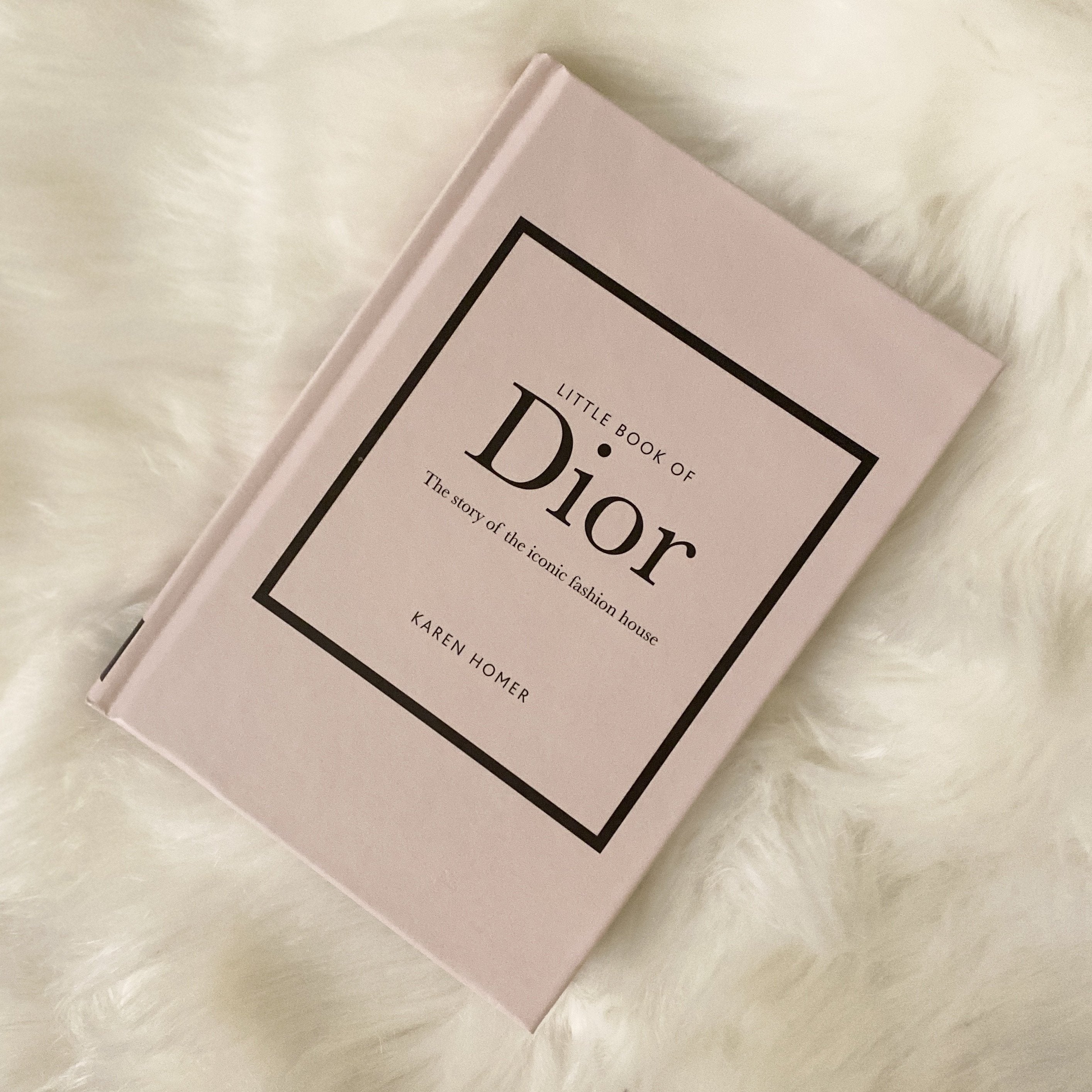 หนังสือ-มาใหม่] Little Book of Hermes: The story of the iconic fashion house  - Karen Homer chanel dior English book